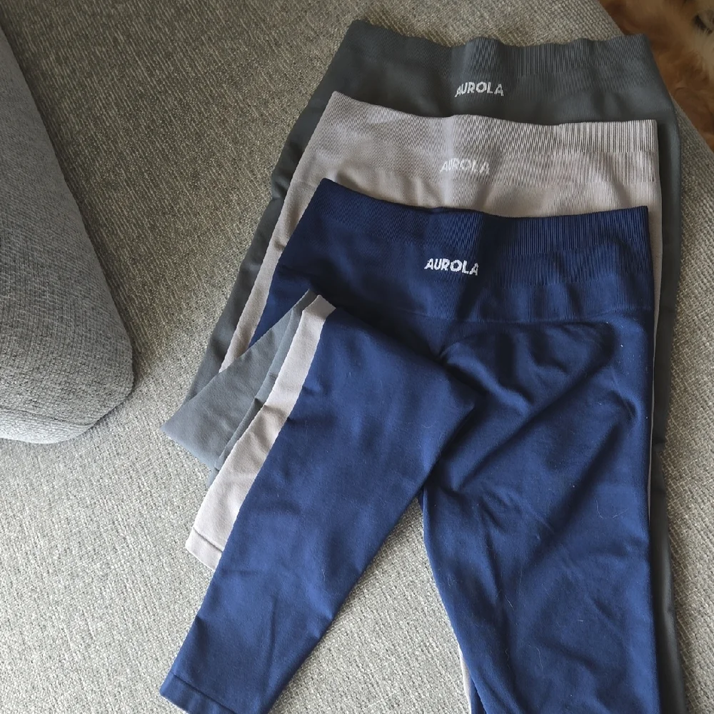 Aurola Full Length Intensify Leggings Set in Blue, Gray, and Tan - Picture 4 of 5